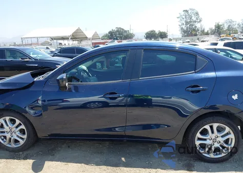 2017 Toyota Yaris Ia из США, поврежденный, VIN 3MYDLBYV3HY192036